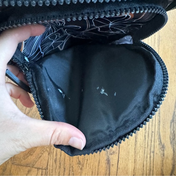 Fighting Eel Crossbody Bag Leaves Print Black - Picture 2 of 5